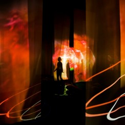 展览场景: Pipilotti Rist: "眼部按摩", Hayward 画廊。 "Administrating Eternity" (2011). [摄影: Linda Nylind]