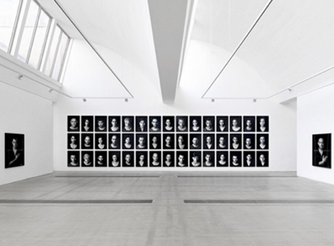 展览“西丽·娜沙特;列王纪” 展览装置一景 | Installation view of the exhibition ‘Shirin Neshat: The book of kings’.