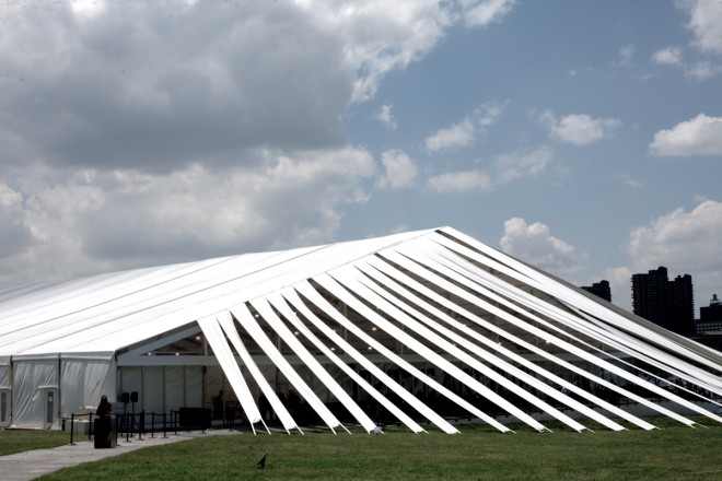 Frieze Art Fair New York tent on Randall's (Wards) Island. 纽约弗里兹艺博会上在兰德尔岛(Wards)的帐篷