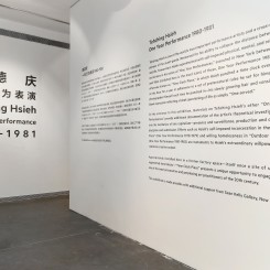 Tehching Hsieh, "One Year Performance 1980-1981," Installation View, Photo: Luke Walker Courtesy of UCCA
谢德庆， 《一年行为表演1980-1981》，展览现场，摄影：Luke Walker 图片由尤伦斯当代艺术中心提供
