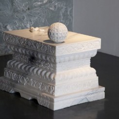 Gao Weigang,“The remaining issue,”2011,(1 set of 2 pieces), White jade, 82x57,9x70,5cm/32 1/4x22x27 3/4inches
高伟刚，《遺留問題》，2011(1套2件)，漢白玉， 82x57,9x70,5厘米/32 1/4x22x27 3/4英寸
