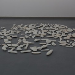 Yu Bogong, "Pick Up Your Weapon", carved marble (280 pcs), dimensions variable, 2013于伯公, 《拿起你的武器》, 手工雕刻白色大理石（280件）,根据现场确定,2013