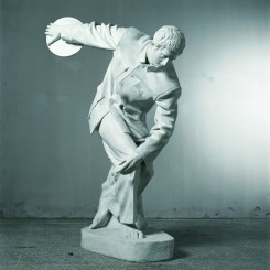 隋建国，《衣纹研究—掷铁饼者》，雕塑，172cm×120cm×60cm，1998，私人收藏