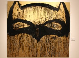 Joyce Pensato, "Gold Batman", enamel on linen, 229 x 204 cm，2013.乔伊斯•潘塞多，《金色蝙蝠侠》，亚麻布面珐琅彩，229 x 204 cm，2013