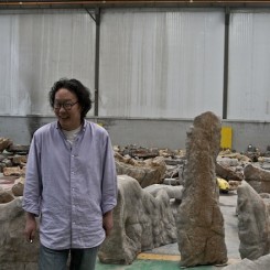 Xue Bing with his installation徐冰和他的《桃花源的理想一定要实现》 © Xu Bing Studio