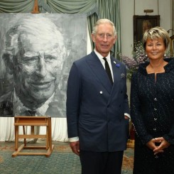 HRH The Prince of Wales with Myriam Ullens and Yan Pei-Ming’s portrait. Photo: Paul Burns. Copyright: Clarence House.尤伦斯夫妇与严培明的《查尔斯王子肖像》。摄影：Paul Burns.版权：Clarence House