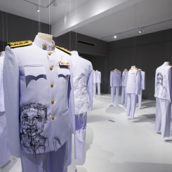 Jakkai Siributr, “Rape and Pillage, embroidery on 39 Thai civil service uniforms, dimensions variable, 2013Jakkai Siributr，“强奸和掠夺”，39套泰国公务员制服上刺绣，可变尺寸，2013