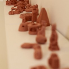 Yu Bogong, “Measure of the World,” sand, clay sculptures (500 pieces), lacquered MDF, sand table, 60 × 80 × 90 cm (×4), 2013于伯公，《世界的测量》，沙子, 陶土道具, 松木，密度板亚光白漆，道具，420个 沙池尺，60 × 80 × 90 cm 4个, 2013