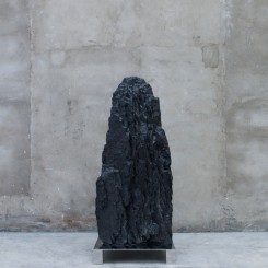 Not Vital, "Piz Nair", coal, 165 x 55 x 70 cm, 2011Not Vital，《煤》，165 x 55 x 70 cm，2011