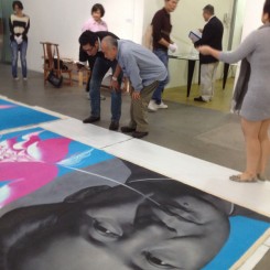 Photos of Li Shan retaking works at Hanart李山在汉雅轩验收交还的作品现场照片 (from Wallpost.cn)