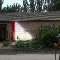 Li Mu，"Qiuzhuang Project－a dispersed museum project," Giglée print on Finesse classic Matt mounted on aluminum board, silkscreened cloth, 75 X 120 cm, 2013李牧, "仇庄项目—一个分散在农村的美术馆", 微喷哑光纸在铝板上，丝印布料75 x 120cm, 2013