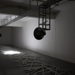 Zhang Peili, "Collision of Harmonies"，sound installation, track, speakers, computer, fluorescent light tubes, 2014张培力，《碰撞的和声》，声音装置，轨道，喇叭，电脑，日光灯管，2014
