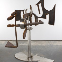 Mark di Suvero, "Steel Cloud (for Po Chū-Yi)," steel, stainless steel, 60 x 32 x 51 inches, 2010. (Photo: Jeffrey Price)马克·迪·苏沃尔，《云（致白居易）》，152.4 x 81.3 x 129.5 cm，2010年。