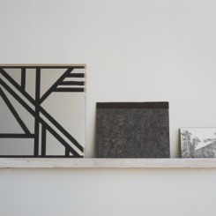 Luka Rayski, “Untitled (Transformers, America, Niépce)”, 3 mixed media paintings on claybord, found stretcher bar, 16.5 x 38.6 in., 2013-2014Luka Rayski，《无题（变形金刚，美国，尼埃普斯）》，高岭土板上综合媒介绘画，拾得画架，42 x 98 cm，2013-2014© 2014 Luka Rayski, 致谢否画廊 | © 2014 Luka Rayski, courtesy Fou Gallery