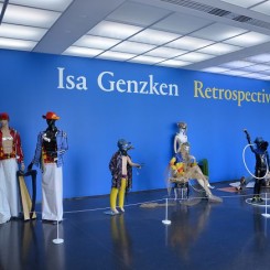 Isa Genzken, “Schauspieler(Actors)”, mannequins, clothes, shoes, fabric, and paper, 2013 伊萨•根泽肯 ，《演员》，人体模型， 衣服、鞋、纤维、纸，2013