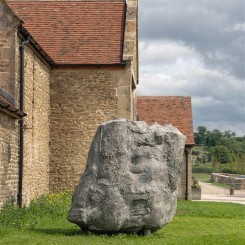 Phyllida Barlow, “Untitled, Squatboulder”, 2014. Installation view in the exhibition “Phyllida Barlow. GIG”, Hauser & Wirth Somerset, 2014. © Phyllida Barlow. Courtesy the artist and Hauser & Wirth. Photo: Alex Delfanne.