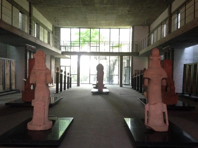 Second pavilion, containing mostly Buddha heads, each displayed individually but with acknowledgement of relationship to the others, Luyeyuan Stone Sculpture Museum, Chengdu二楼摆放的多是互相关联的单个佛像头像，鹿野苑石刻艺术博物馆，新民场镇，郫县，大成都