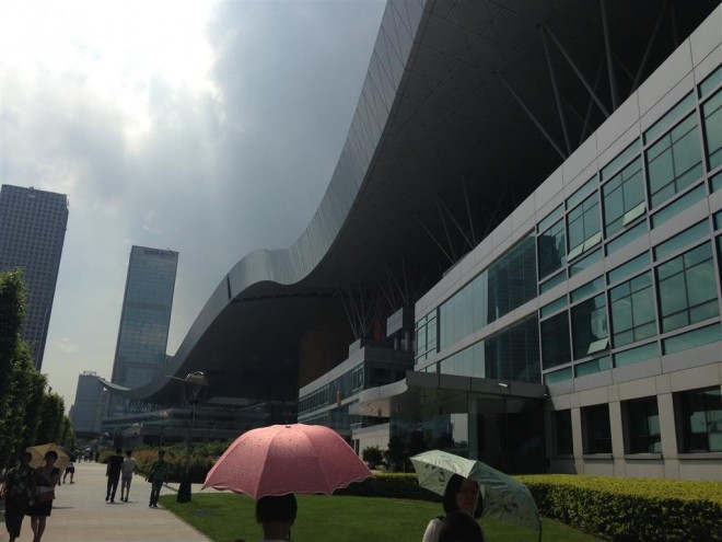 The colossal exterior of the new development housing the Shenzhen Museum深圳博物馆新建场馆的巨大外景