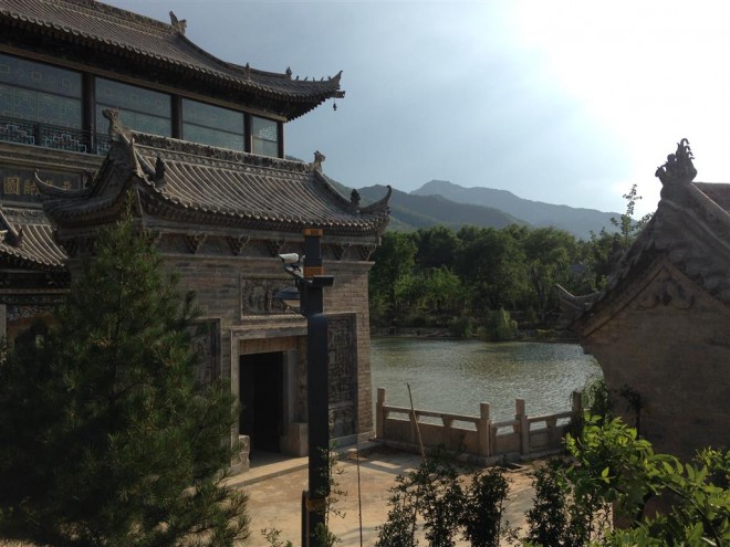 Artificial lake, visible from calligraphy room, Guanzhong Folk Art Museum, Xi’an从书法室望过去的人工湖景，关中民俗艺术博物馆，南五台山，大西安