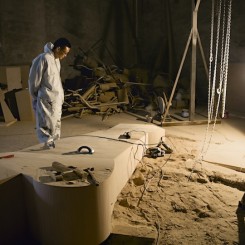 Wang Jianwei working at his Beijing studio, 2014 
Photo: Xu Boxin, courtesy the artist
All works by Wang Jianwei © 2014 Wang Jianwei, used by permission.


汪建偉創作於他的北京工作室，2014年
徐伯欣攝，藝術家提供
汪建偉版權所有© 2014，經授權許可後方可使用