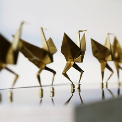 UGOITA, “Dancing Paper”, origami paper, maagnet, wire, W800×D300×H250 (mm), 2014, HYBRID: paper x magnetUGOITA，《Dancing Paper》，素材：折纸、磁铁、金属针，W800×D300×H250 (mm)，2014年，HYBRID：纸×磁铁