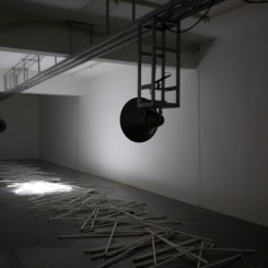 Zhang Peili, “Collision of Harmonies”，sound installation, track, speakers, computer, fluorescent light tubes, 2014
张培力，《碰撞的和声》，声音装置，轨道，喇叭，电脑，日光灯管，2014