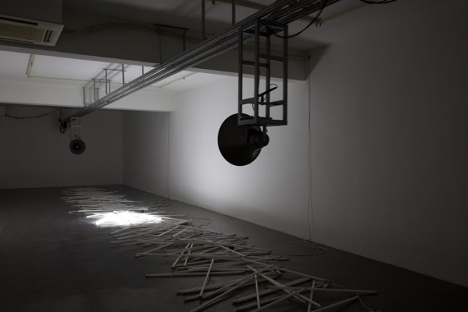 Zhang Peili, “Collision of Harmonies”，sound installation, track, speakers, computer, fluorescent light tubes, 2014 张培力，《碰撞的和声》，声音装置，轨道，喇叭，电脑，日光灯管，2014