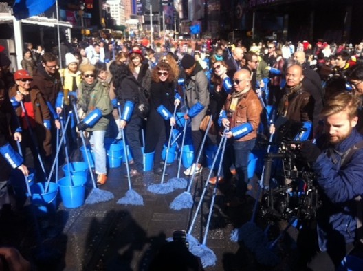 Polit Sheer Form Office at Times Square for “The Same Good Deed”政纯办清洗纽约时代广场的现场