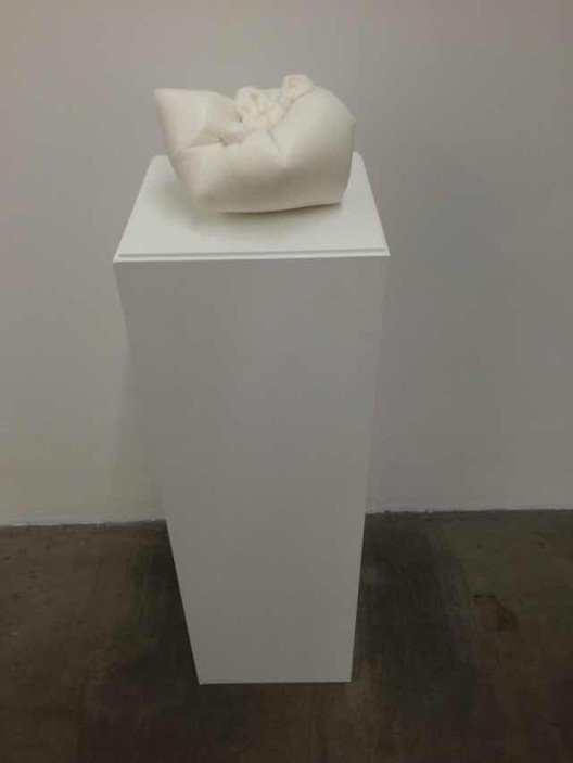 《一口气－老婆的塑像》，大理石，15 x 25 x 23 cm，2015