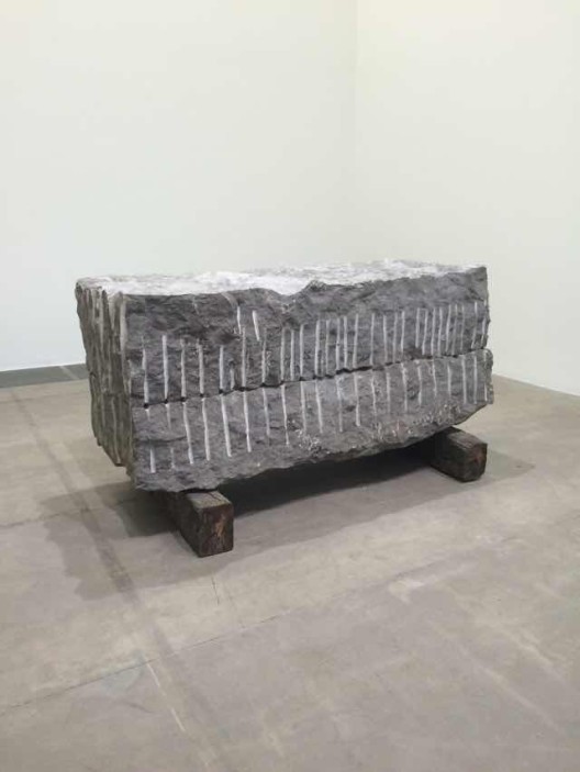 《记忆》，青石两块，分别为50 x 210 x 83 cm，49 x 210 x 83 cm；枕木两块，均为22 x 16 x 109 cm，2012