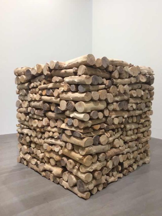 《柴火》，樟木，200 x 200 x 200 cm［8立方米］，2012