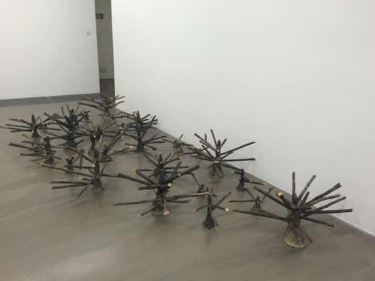 《无果之树》，铸铜，29件，尺寸从11 x 21 x 10 cm到45.5 x 92 x 56 cm不等，2014