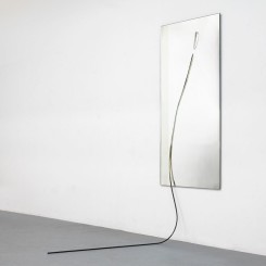 Alicja Kwade, “Significant Contact,” mirror, bronze, 212.5 x 80 x 145 cm, 2014.