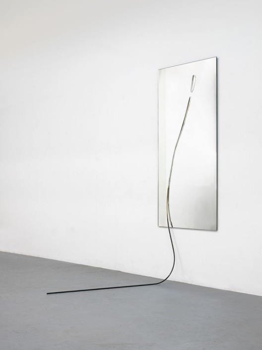 Alicja Kwade, “Significant Contact,” mirror, bronze, 212.5 x 80 x 145 cm, 2014.
