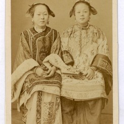 7. 巴黎世博会上的中国茶女，巴黎博涛照相馆，1867年，名片格式蛋白照片
Bertall
