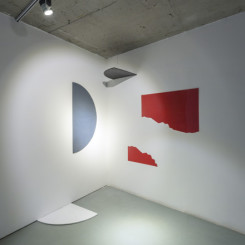 Li Tingwei, “TydF”, Acrylic paints, plexiglass, plywood, Height 2 m, 2014李亭葳，《天圆地方》，亚克力颜料，树脂玻璃，胶合板，高2米，2014