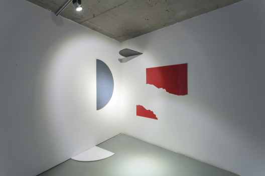 Li Tingwei, “TydF”, Acrylic paints, plexiglass, plywood, Height 2 m, 2014李亭葳，《天圆地方》，亚克力颜料，树脂玻璃，胶合板，高2米，2014