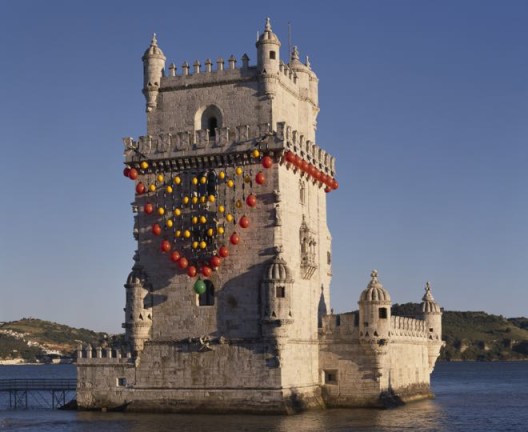 “A Joia do Tejo [The Jewel of the Tagus]”, Site-specific installation, Torre de Belém, Lisbon, Nautical buoys and fenders, nautical cables, ballasted tubular structure, 1200 x 1300 x 1300 cm, Collection of the artist @DMF, Lisbon/©Unidade Infinita Projectos