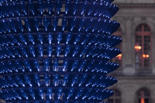 “Blue Champagne”, Pommery POP Champagne bottles, metallized and thermo-lacquered iron, ultra bright LEDs, electric system (2x) 940 x 496 cm, Courtesy Haunch of Venison/Christie's, London, Work produced with the support of Vranken Pommery @Luís Vasconcelos/Courtesy Unidade Infinita Projectos | Château de Versailles