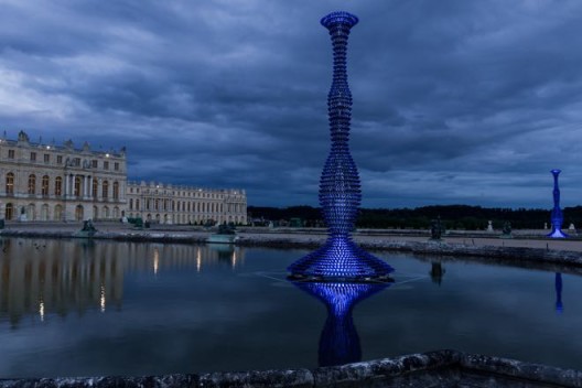 “Blue Champagne”, Pommery POP Champagne bottles, metallized and thermo-lacquered iron, ultra bright LEDs, electric system (2x) 940 x 496 cm, Courtesy Haunch of Venison/Christie's, London, Work produced with the support of Vranken Pommery @Luís Vasconcelos/Courtesy Unidade Infinita Projectos | Château de Versailles