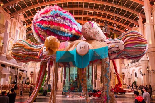 Exhibition view, Joana Vasconcelos’ installation will be at MGM MACAU from 16 March – 31 October 2015, www.mgmmacau.com  (©Luís Vasconcelos / Courtesy Unidade Infinita Projectos)展览现场，2015年3月16至10月31日，乔安娜·瓦斯康丝勒的作品将于澳门美高梅展出，www.mgmmacau.com（©Luís Vasconcelos / Courtesy Unidade Infinita Projectos）