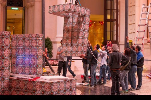 Exhibition view, Joana Vasconcelos’ installation will be at MGM MACAU from 16 March – 31 October 2015, www.mgmmacau.com  (©Luís Vasconcelos / Courtesy Unidade Infinita Projectos)展览现场，2015年3月16至10月31日，乔安娜·瓦斯康丝勒的作品将于澳门美高梅展出，www.mgmmacau.com（©Luís Vasconcelos / Courtesy Unidade Infinita Projectos）