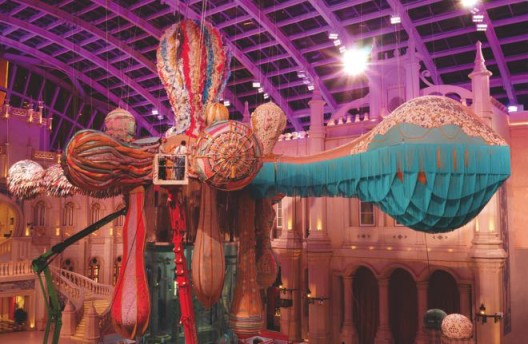 Exhibition view, Joana Vasconcelos’ installation will be at MGM MACAU from 16 March – 31 October 2015, www.mgmmacau.com  (©Luís Vasconcelos / Courtesy Unidade Infinita Projectos)展览现场，2015年3月16至10月31日，乔安娜·瓦斯康丝勒的作品将于澳门美高梅展出，www.mgmmacau.com（©Luís Vasconcelos / Courtesy Unidade Infinita Projectos）