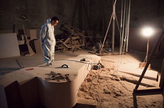 Wang Jianwei working at his Beijing studio, 2014 (Photo: Xu Boxin, courtesy the artist) (All works by Wang Jianwei © 2014 Wang Jianwei, used by permission) 汪建伟创作于他的北京工作室,2014年(徐伯欣摄,艺术家提供,汪建伟版权所有© 2014,经授权许可后使用)