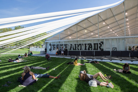 Frieze New York, 2014. Photograph by Marco Scozzaro. Courtesy of Marco Scozzaro/Frieze.