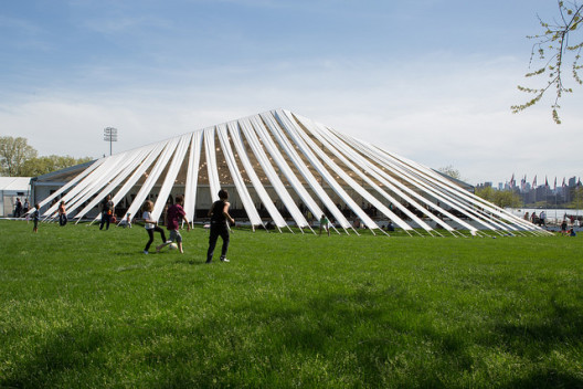 Frieze New York, 2014. Photograph by Marco Scozzaro. Courtesy of Marco Scozzaro/Frieze.