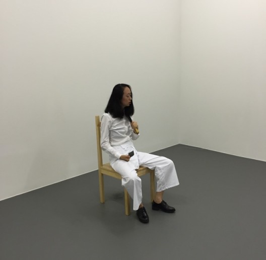 Marina Abramović, “Art Must Be Beautiful, Artist Must Be Beautiful”, 1975 玛丽娜·阿布拉莫维奇，《艺术必须是美的，艺术家必须是美的》，1975 