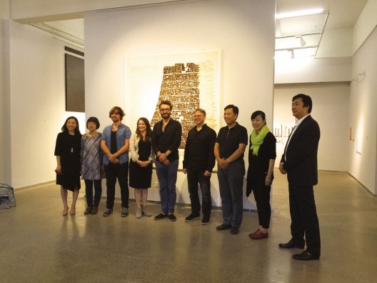 2、Guests at the opening ceremony, Li Yunfei, Director of XIANGSI ART MUSEUM; Joyce Xu, Executive Director of MEBO Culture(Beijing); Li Yaojin, Head of the Propaganda Department, Hebei District, Tianjin City; participating artists Arnd Christian Mueller、Niko de La Faye、Nicole Condon Shih、Celyn Bricker and Iida Yuko,and the curator Tang Zehui(right-to-left)开幕式现场,从左至右分别是策展人唐泽慧,艺术家饭田祐子、博凯、康妮可、尼克、天津市河北区区委宣传部部长李耀进、美博文化执执行董事徐娟,巷肆创业园总经理李云飞