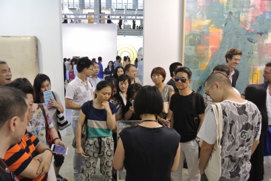 Crowds flood in Pearl Lam Gallery booth艺术门画廊展位人头攒动