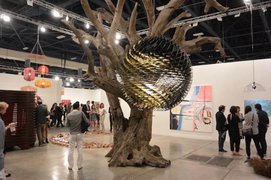 The best booth—once again neugerriemschneider show how to do it. Pictured—an Ai Weiwei tree and Olafur Eliasson chandalier.  (image courtesy the artist and gallery. Photo: Randian). 11.诺加林施耐德画廊再一次显示了如何打造最棒的展位。如图所示——艾未未之树与奥拉维尔·埃利亚松的吊灯（图片由艺术家和画廊提供，摄影：燃点） 